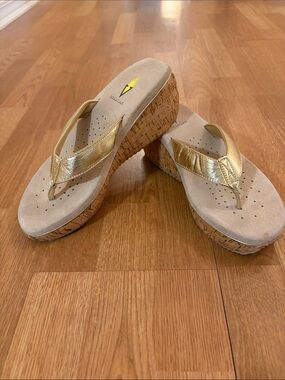 Volatile Neville Gold Metallic Thong Wedge Cork Sandals Size 10